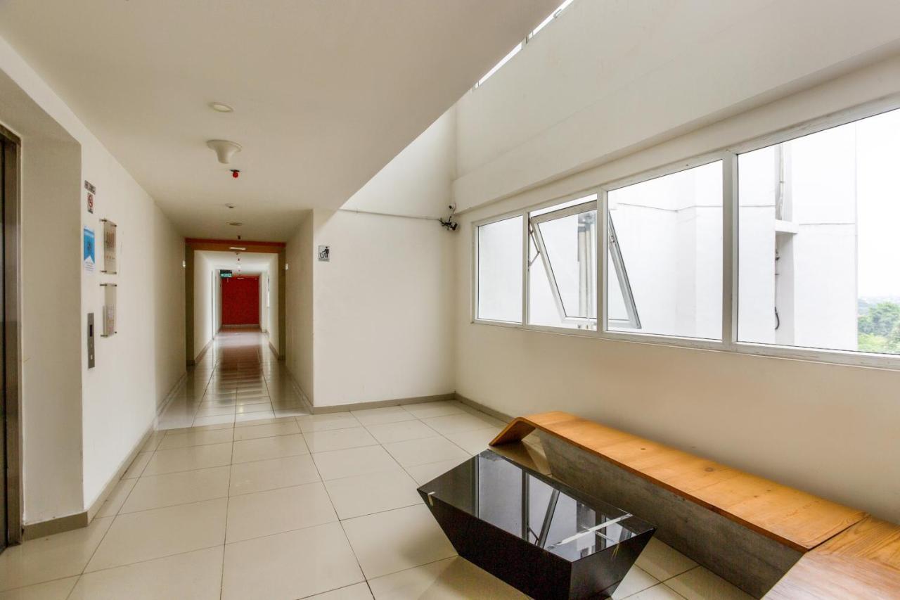 Oyo 3247 Afira Rooms Aeropolis Tangerang Exterior photo